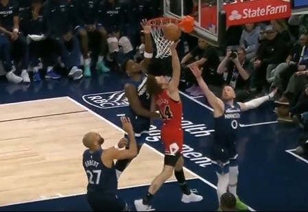 kaiyun官方入口-黄雀在后！爱德华兹且退且防 起飞送出钉板大帽